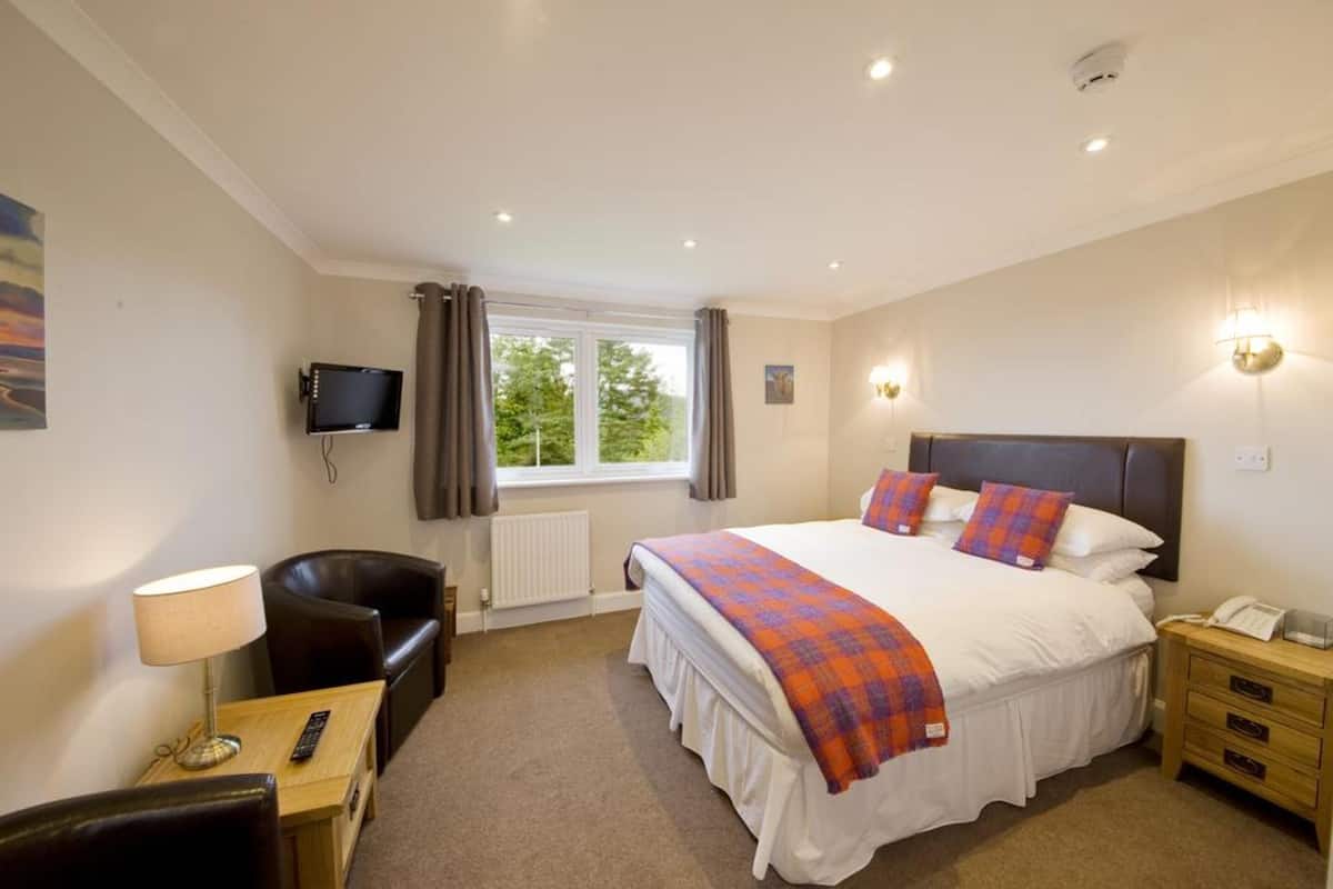 Double Room, Private Bathroom | Desk, iron/ironing board (on request), WiFi (free), bed sheets