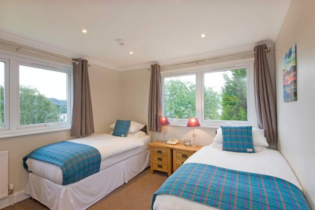 Twin Room, Shower | Desk, iron/ironing board (on request), WiFi (free), bed sheets