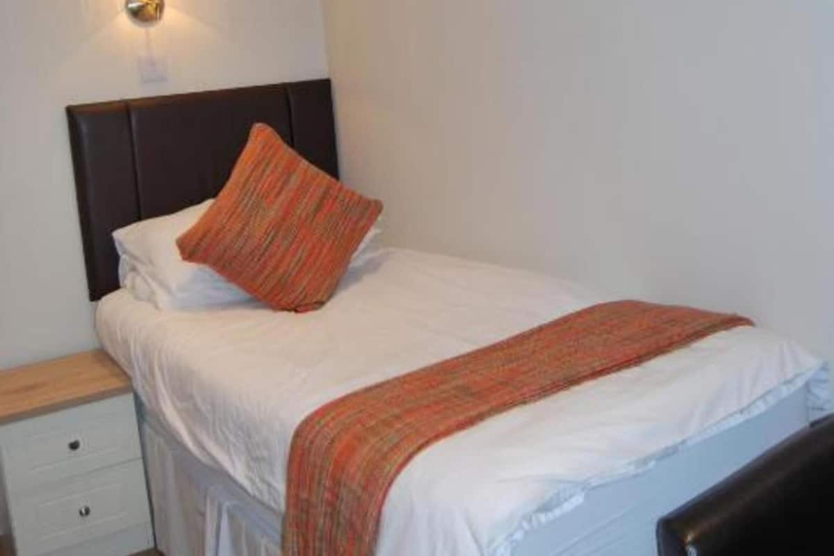 Single Room, Shared Bathroom | Desk, iron/ironing board (on request), WiFi (free), bed sheets