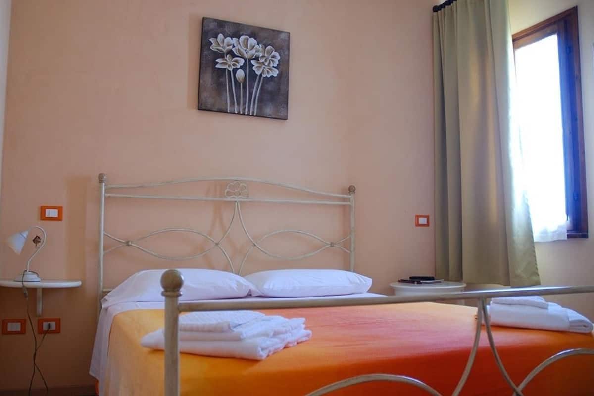 Kamer, 1 twee- of 2 eenpersoonsbedden | Individueel gedecoreerd, individueel gemeubileerd, een bureau
