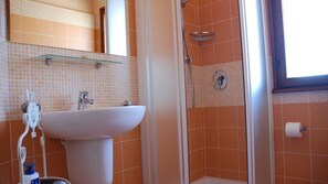Douche, séchoir à cheveux, bidet
