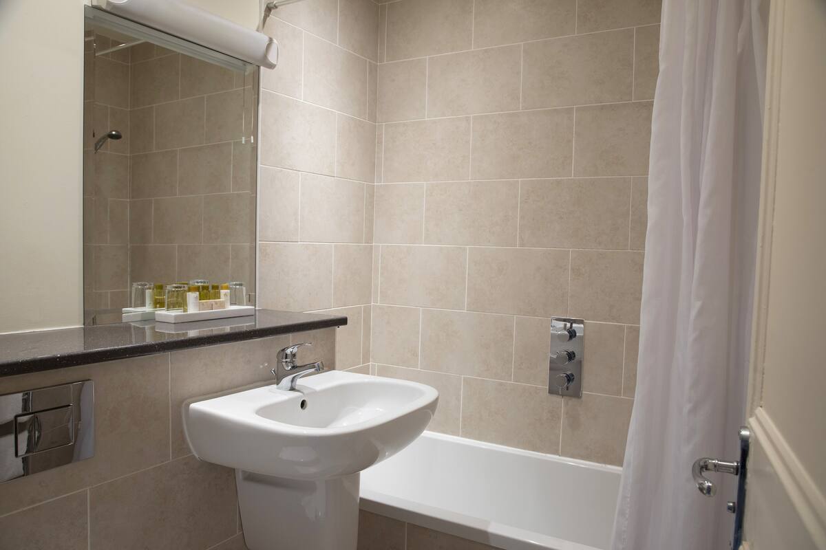 double or twin room | bathroom | deep-soaking bathtub, towels