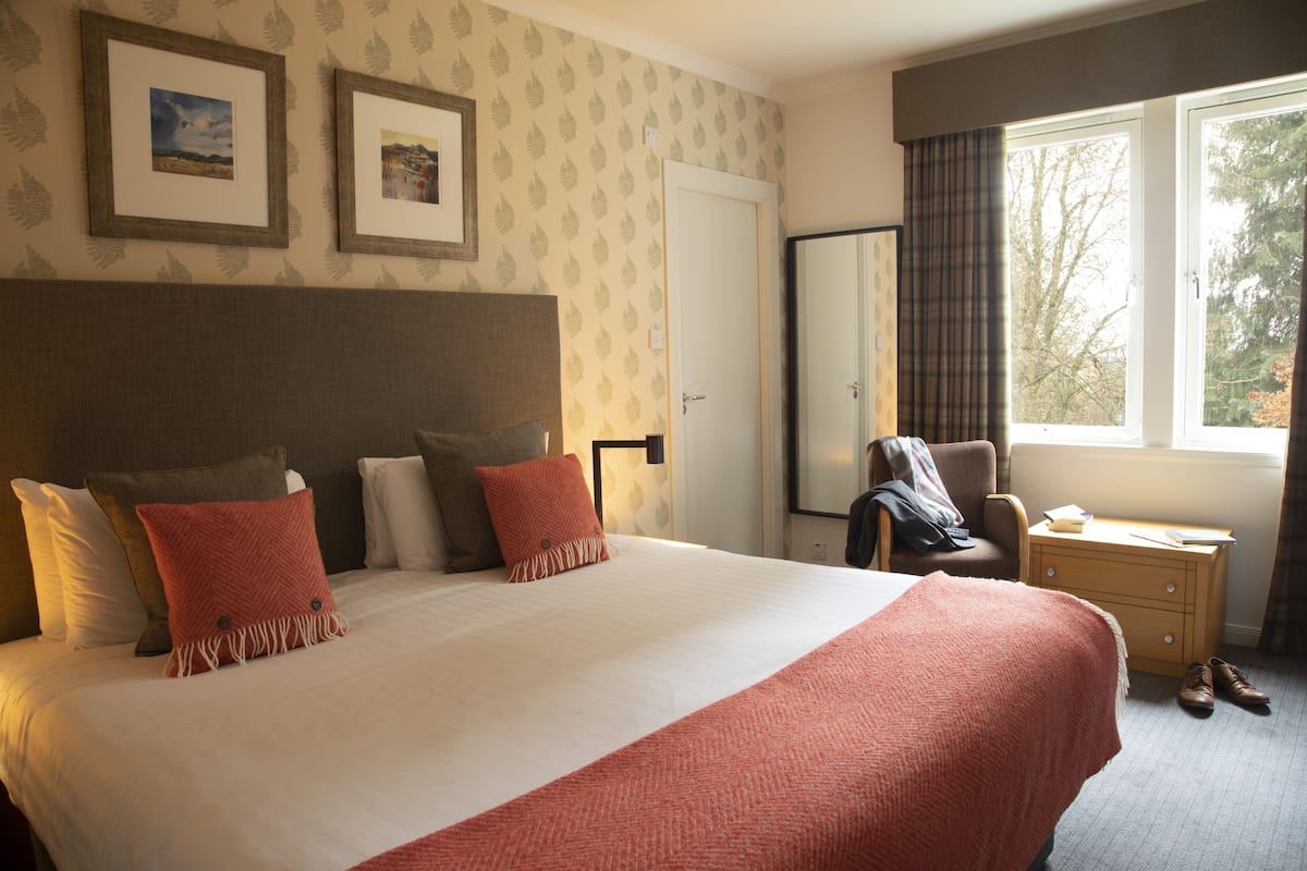 family room (for 4) | 1 bedroom, individually decorated, individually furnished, desk