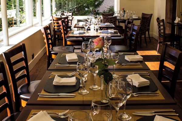 Breakfast and dinner served