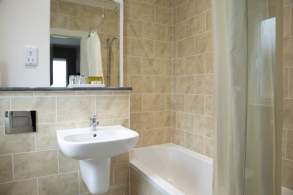 family room (for 4) | bathroom | deep-soaking bathtub, towels