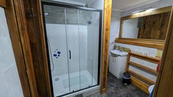 Superior Suite | Bathroom | Free toiletries, hair dryer, towels