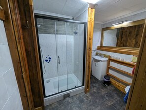 Suite – superior | Bad | Toalettartikler (inkludert), hårføner og håndklær