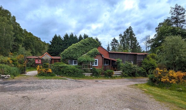 Front of property - The Steading Highland Glen Lodge (Inverness)