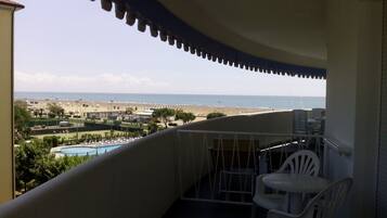 Un balcone con vista sulla spiaggia, sulla piscina e sulla zona resort.
