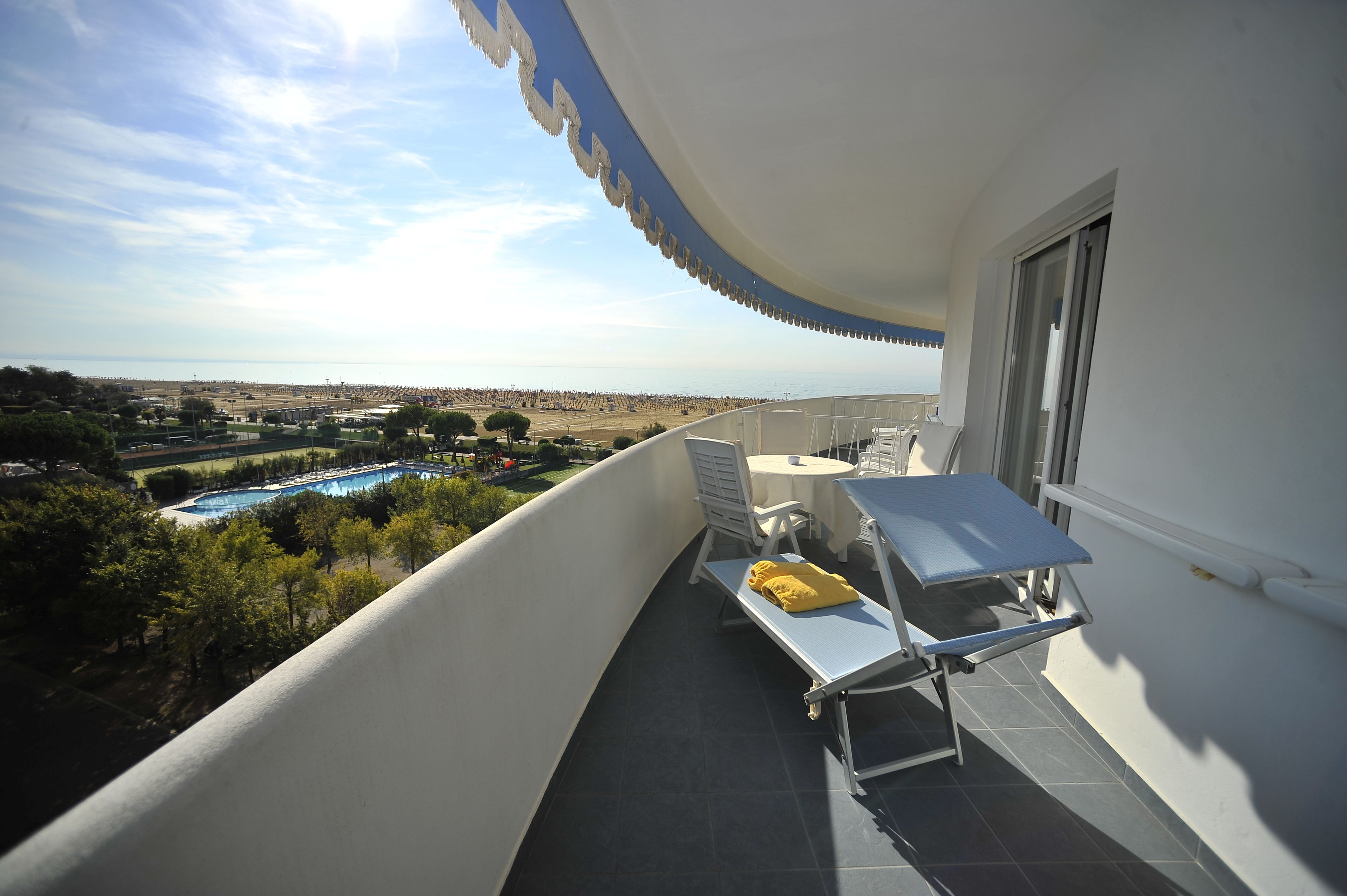 Doppia Superior letto matrimoniale/2 letti singoli,balcone,vista spiaggia(accesso spiaggia incluso) | Terrazza/patio