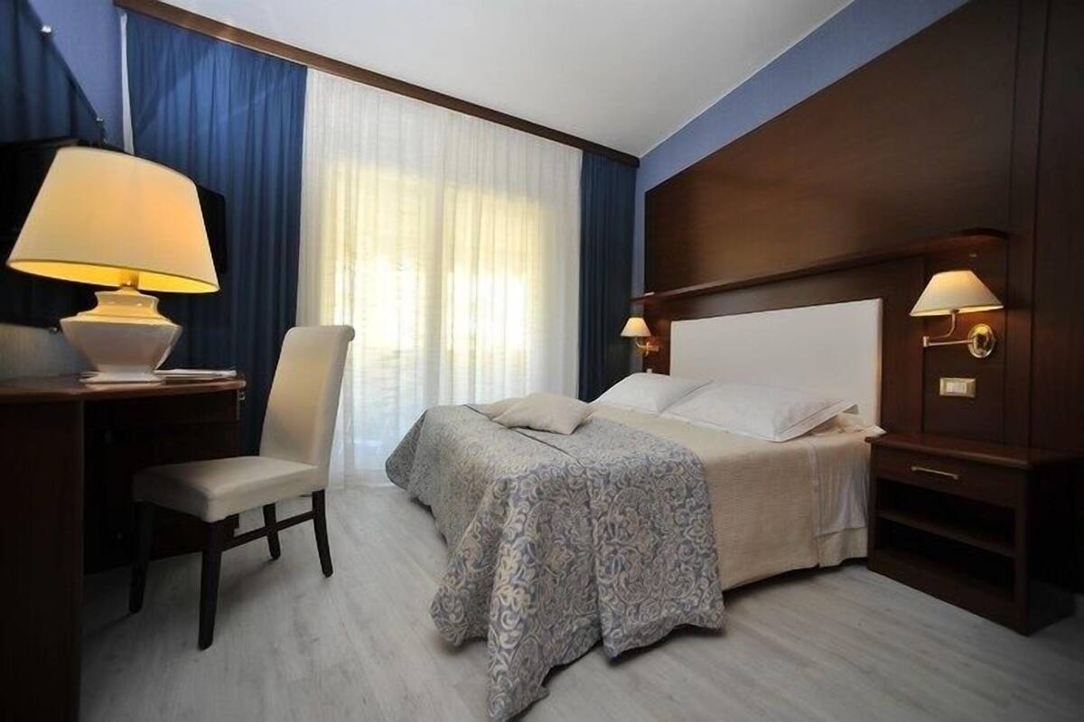 Coffres-forts dans les chambres, bureau, Wi-Fi gratuit, draps fournis