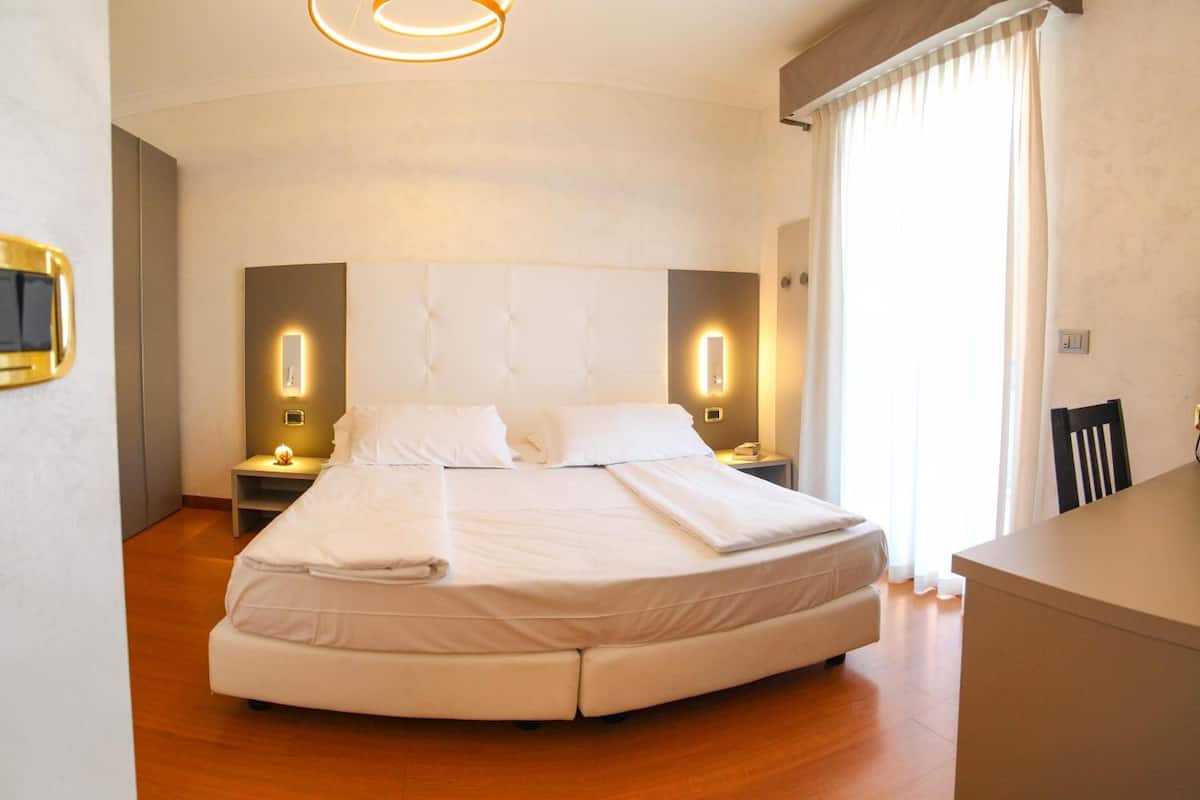 in-room safe, desk, free wifi