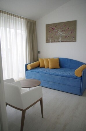 Una televisión de pantalla plana