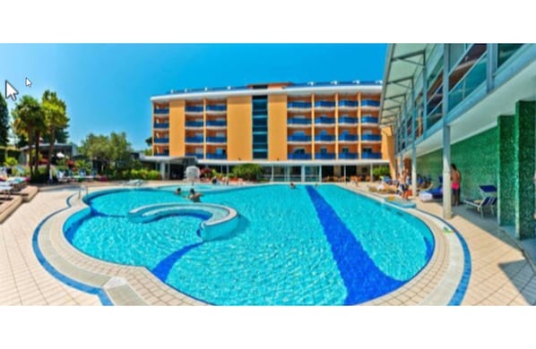 Piscine extérieure (ouverte en saison)