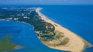 Privatstrand in der Nähe, Liegestühle, Sonnenschirme, Strandtücher