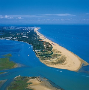 Plage privée à proximité, chaises longues, parasols, serviettes de plage
