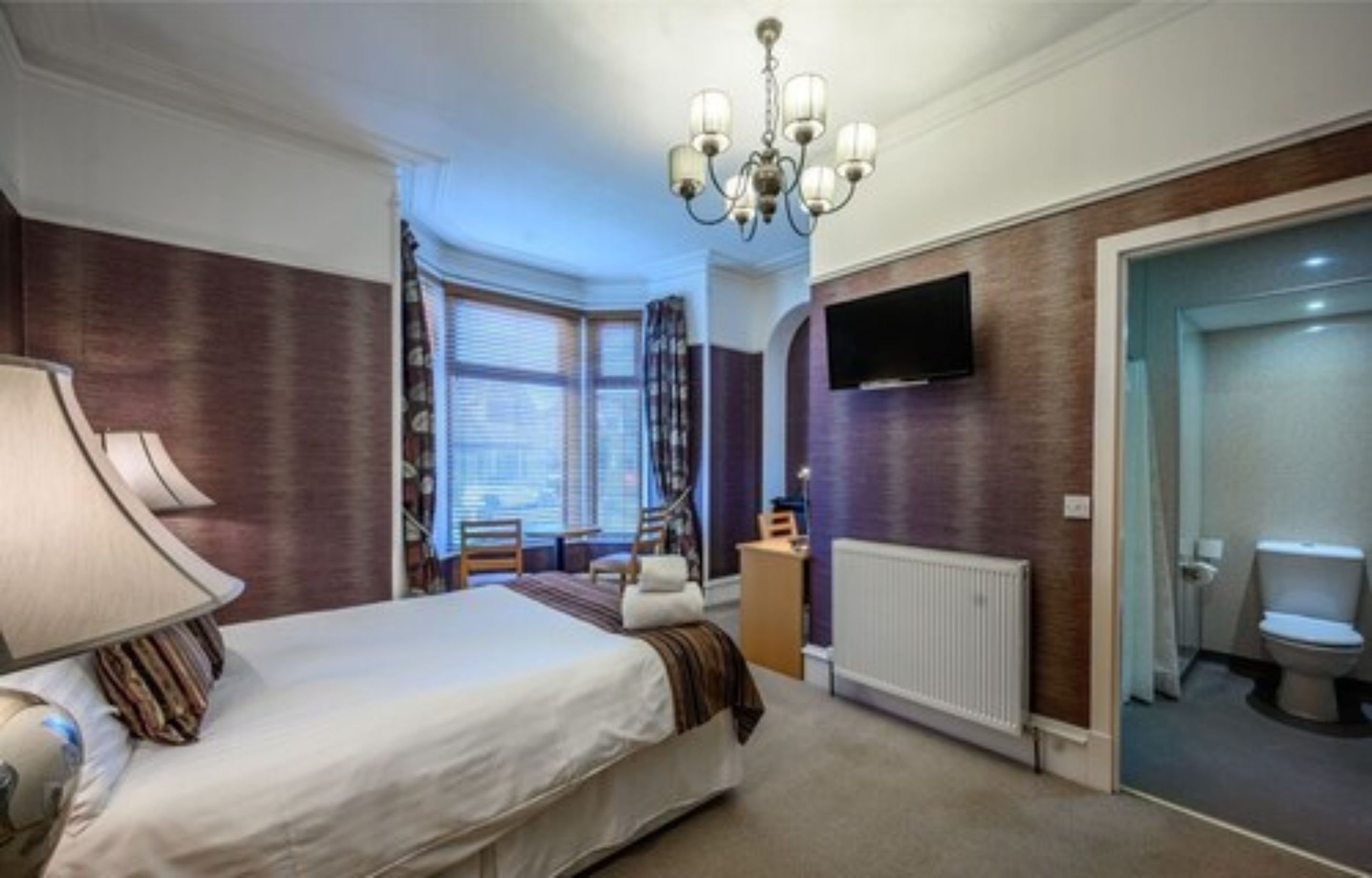 standard double room | bathroom | free toiletries, towels