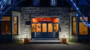 Fassade der Unterkunft – Abend/Nacht
