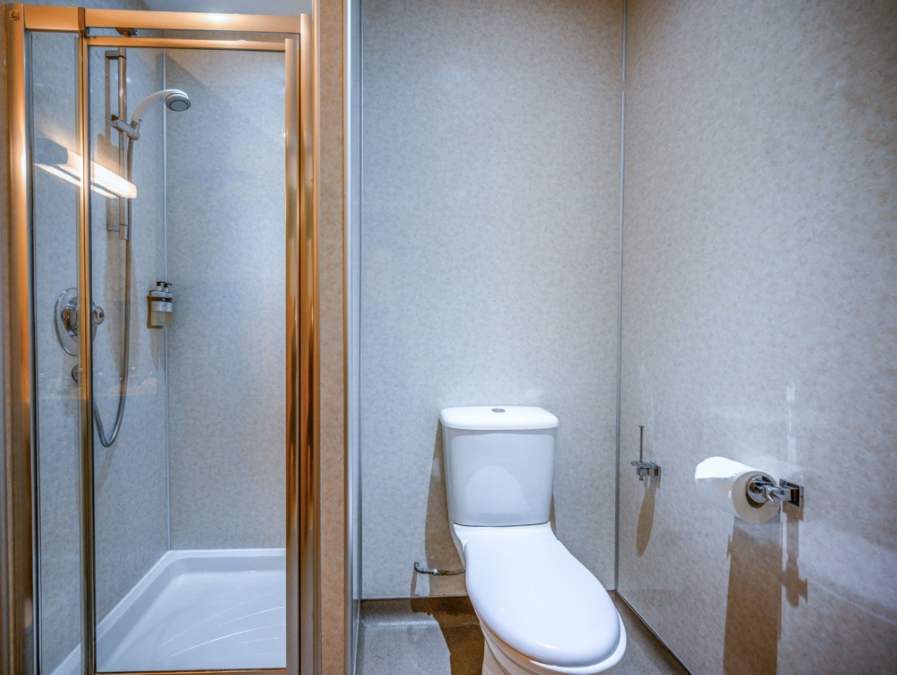 standard single room | bathroom | free toiletries, towels