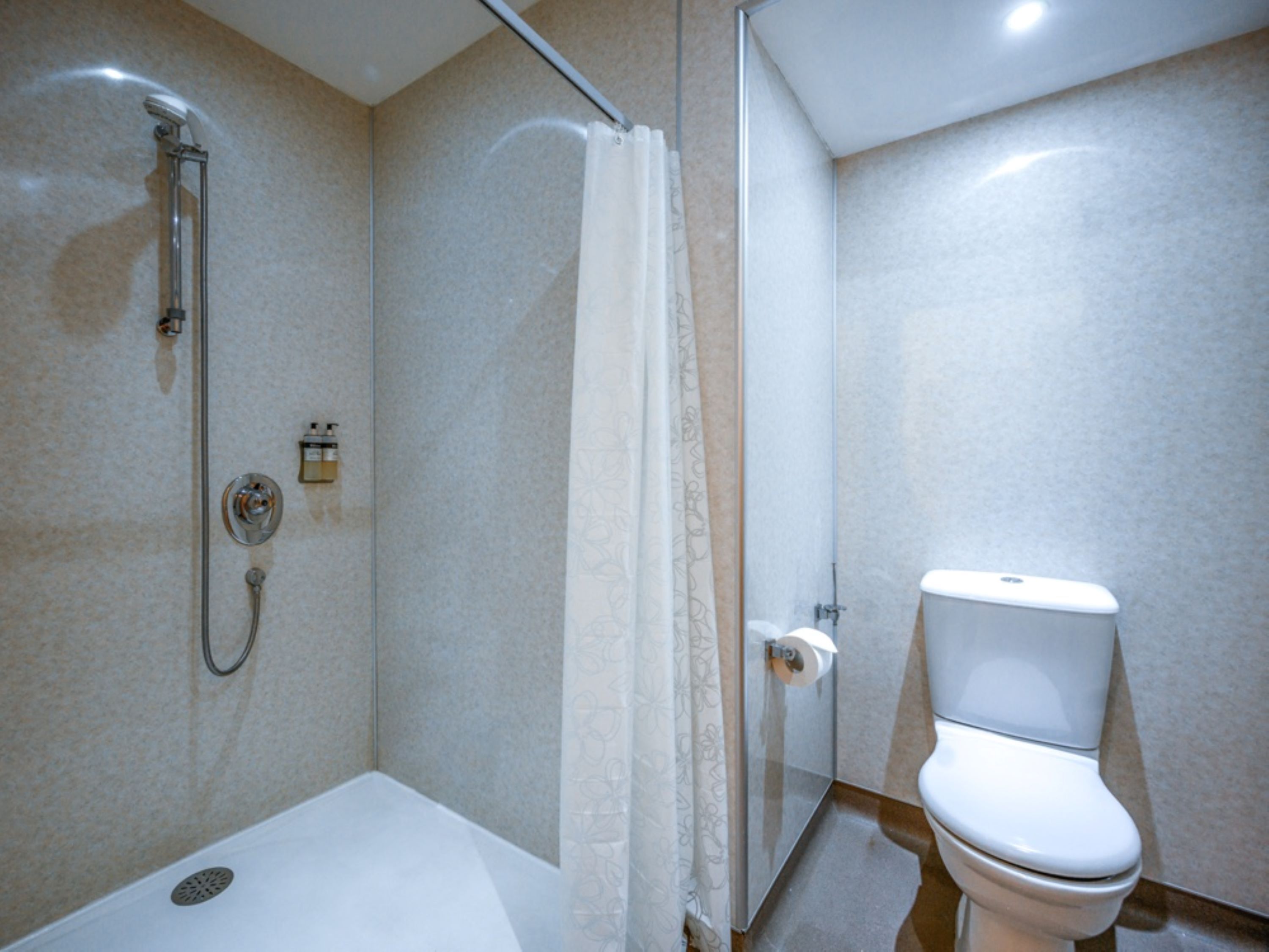 family room | bathroom | free toiletries, towels