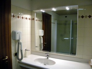 Bathroom - Hotel Corone (Caerano di San Marco)