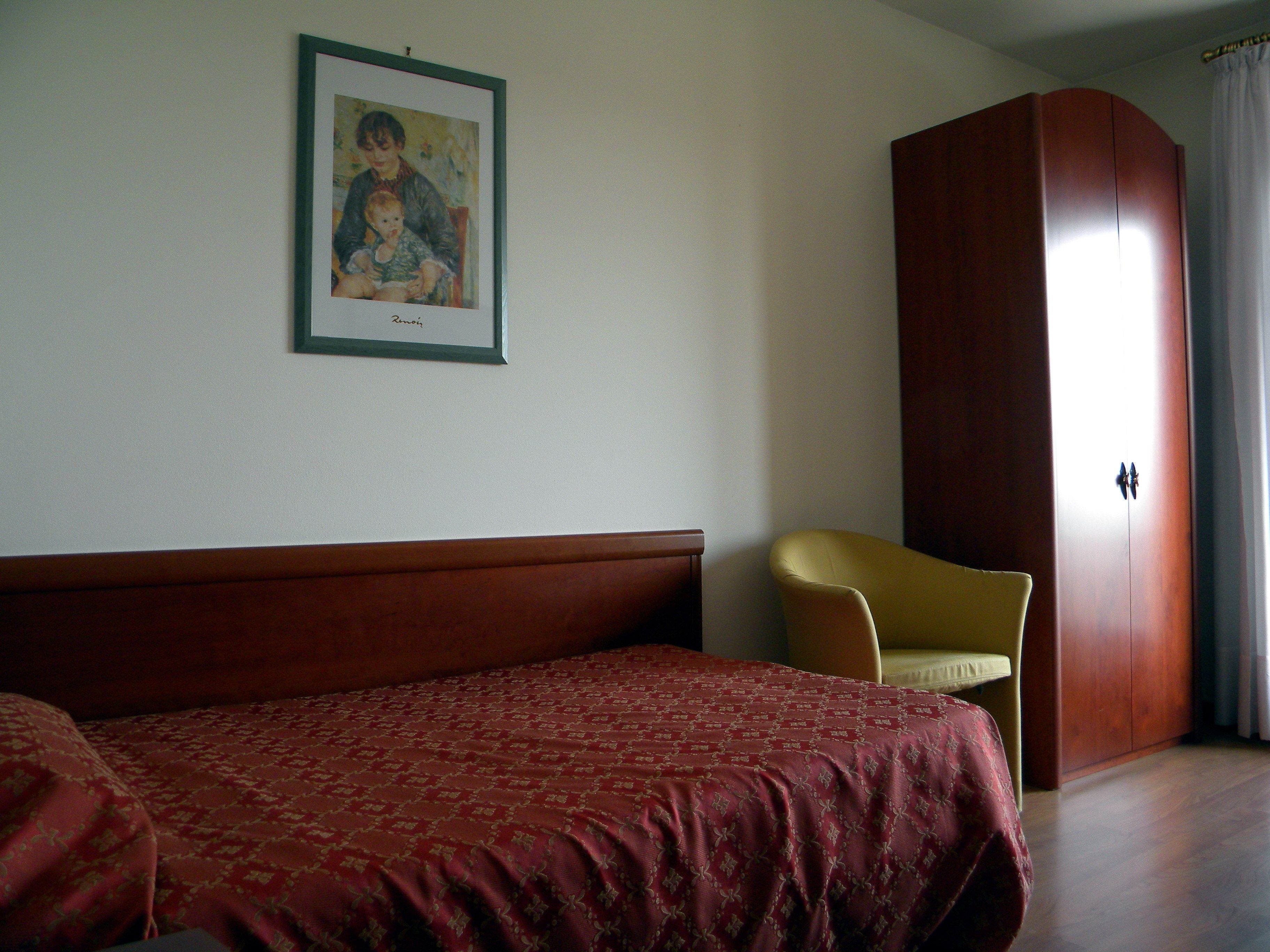 single room | 1 bedroom, minibar, in-room safe, desk
