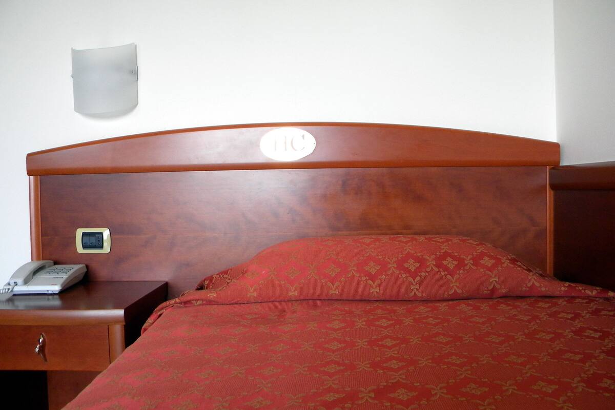 single room | 1 bedroom, minibar, in-room safe, desk