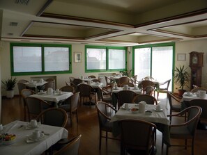 Free daily buffet breakfast  - Hotel Corone (Caerano di San Marco)