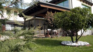 Un hotel de estilo arquitectónico moderno, con techo plano, ventanas amplias y un letrero visible que indica que es un hotel.