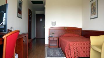 Einzelzimmer | Minibar, Zimmersafe, Schreibtisch, schallisolierte Zimmer