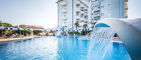 Een seizoensgebonden buitenzwembad en parasols bij het zwembad