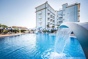 Seasonal outdoor pool, pool umbrellas, sun loungers - Hotel Principe (Caorle)