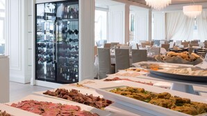 Un buffet proposant une variété de plats et un réfrigérateur à vin.