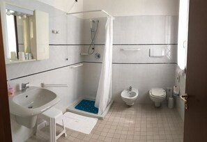 Quarto casal ou duplo superior | Banheiro | Chuveiro, produtos de toalete grátis, secador de cabelo, bidê