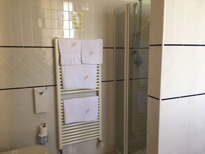 Classic-Doppelzimmer | Badezimmer | Dusche, kostenlose Toilettenartikel, Haartrockner, Bidet