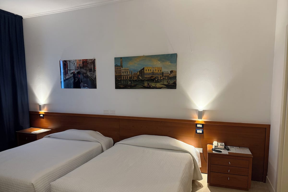 Economy Twin Room | Minibar, in-room safe, desk, soundproofing