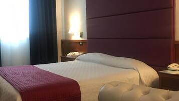 ميني بار وخزنة داخل الغرفة ومكتب وتجهيزات عازلة للصوت