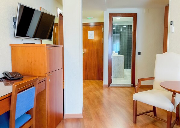 Apartment, 2 Bedrooms (Max 5 people) | In-room safe, desk, free cribs/infant beds, free WiFi