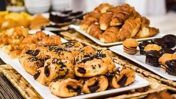Un tavolo del buffet con varie paste e prodotti da forno.