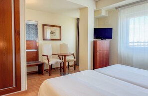 Caja de seguridad en la habitación, escritorio y cunas gratuitas