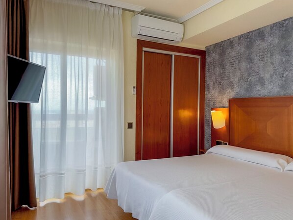 Caja de seguridad en la habitación, escritorio y cunas gratuitas