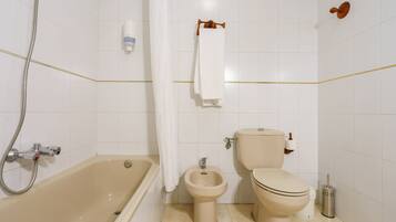 Double Room Single Use | Bathroom | Bathtub, deep-soaking bathtub, free toiletries, hair dryer