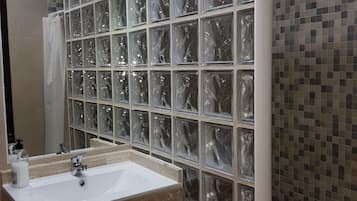 Ducha, artículos de tocador gratuitos, secador de pelo, toallas