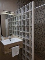 Ducha, artículos de tocador gratuitos, secador de pelo, toallas