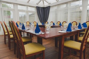 Lunch and dinner served, local and international cuisine - Sunninghill (Elgin)