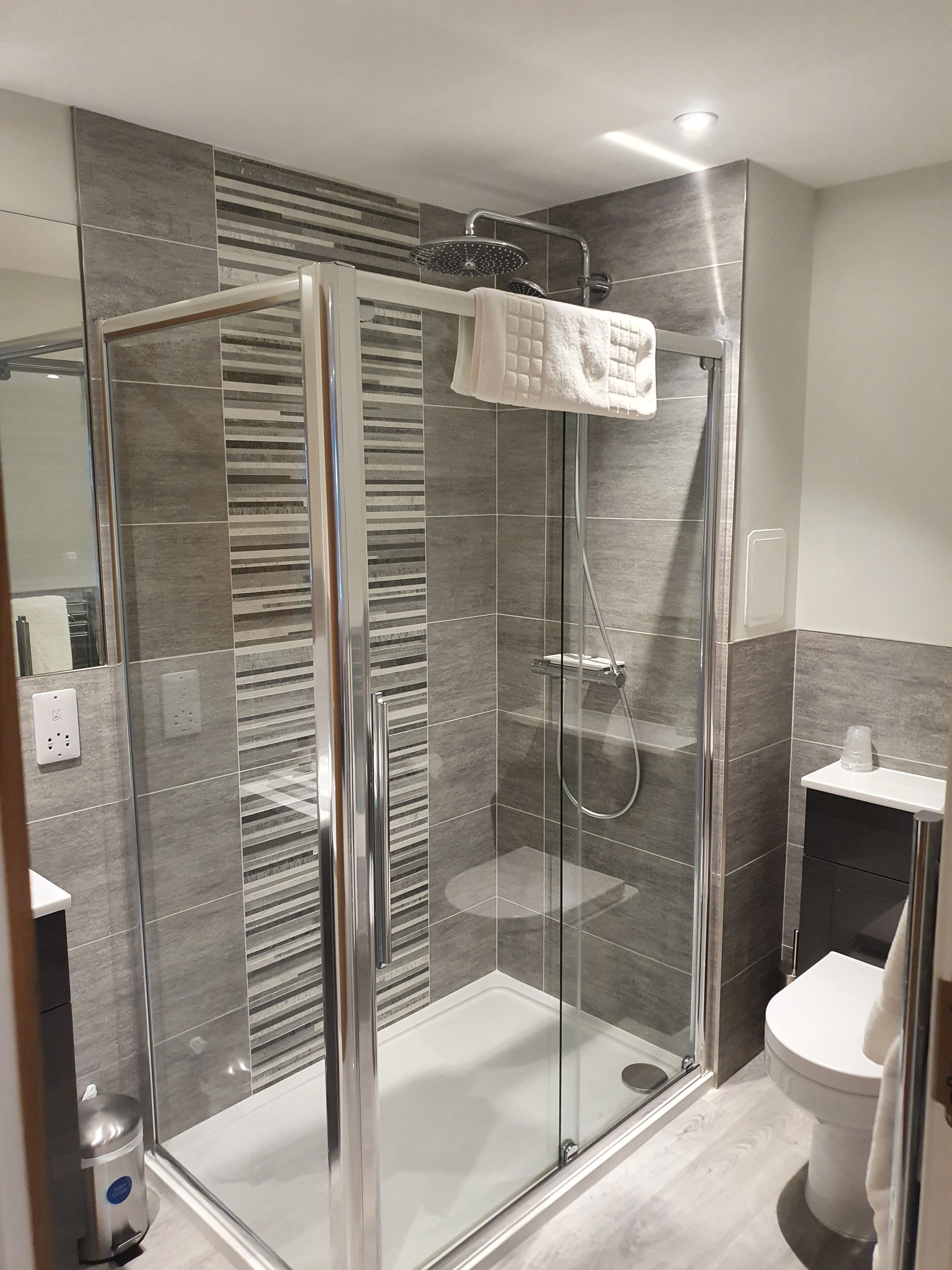 king bed/ twin room | bathroom | shower, free toiletries, hair dryer, towels