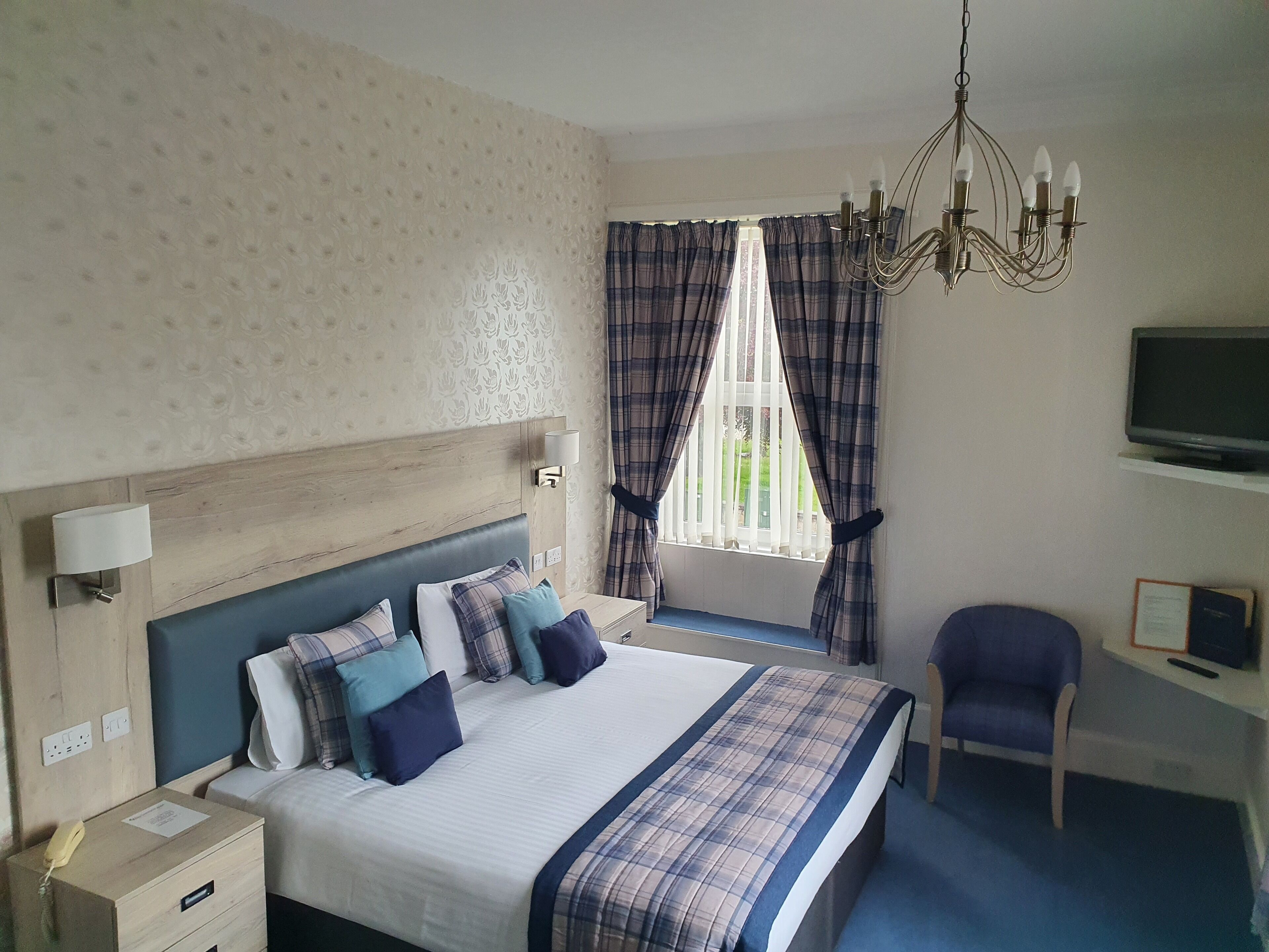 king bed/ twin room | 1 bedroom, desk, blackout curtains, iron/ironing board