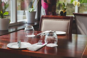 Lunch and dinner served, local and international cuisine - Sunninghill (Elgin)