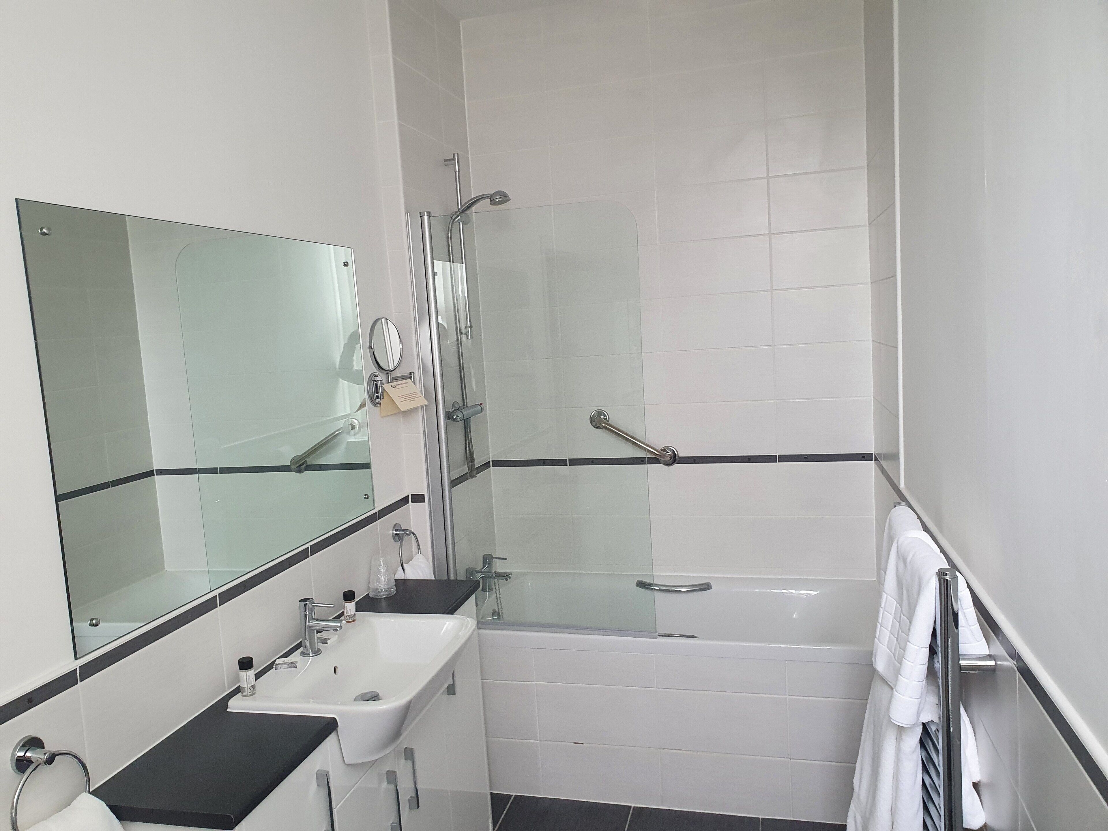 economy double room | bathroom | shower, free toiletries, hair dryer, towels