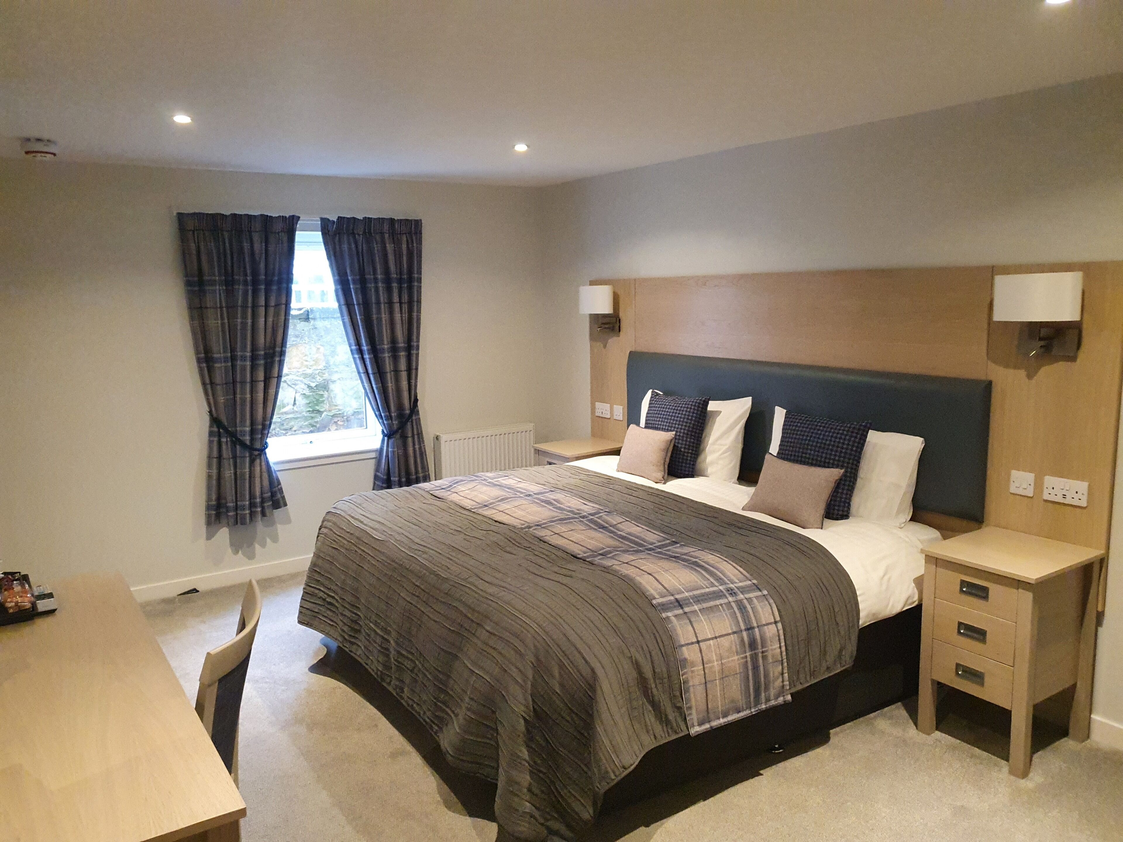 king bed/ twin room | 1 bedroom, desk, blackout curtains, iron/ironing board